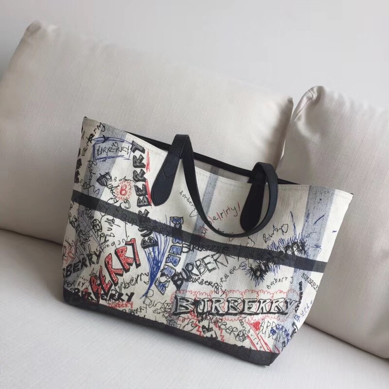 Burberry巴寶莉 手提包 塗鴉印花 Canvas 格紋 雙面購物袋 白色￥1480.00的图片-高仿博柏利包包Burberry巴寶莉、高仿博柏利女包Burberry巴寶莉