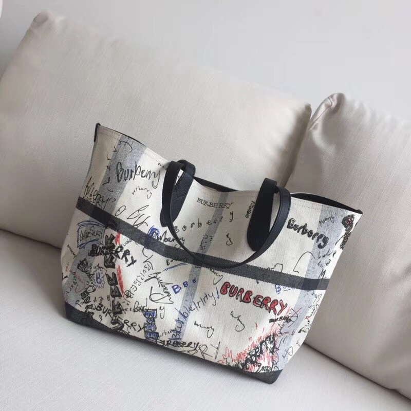 Burberry巴寶莉 手提包 塗鴉印花 Canvas 格紋 雙面購物袋 白色￥1480.00的图片-高仿博柏利包包Burberry巴寶莉、高仿博柏利女包Burberry巴寶莉