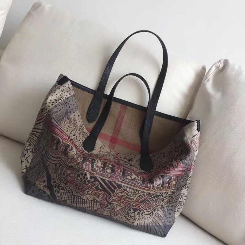 Burberry巴寶莉 手提包 塗鴉印花 Canvas 格紋 雙面購物袋 啡色￥1480.00的图片-高仿博柏利包包Burberry巴寶莉、高仿博柏利女包Burberry巴寶莉