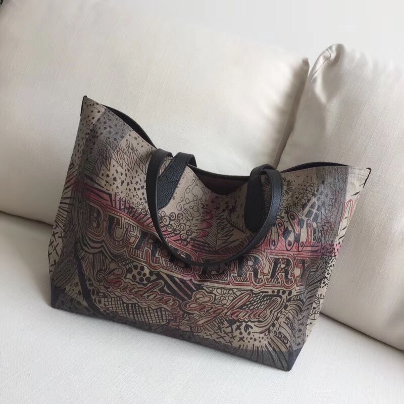 Burberry巴寶莉 手提包 塗鴉印花 Canvas 格紋 雙面購物袋 啡色￥1480.00的图片-高仿博柏利包包Burberry巴寶莉、高仿博柏利女包Burberry巴寶莉