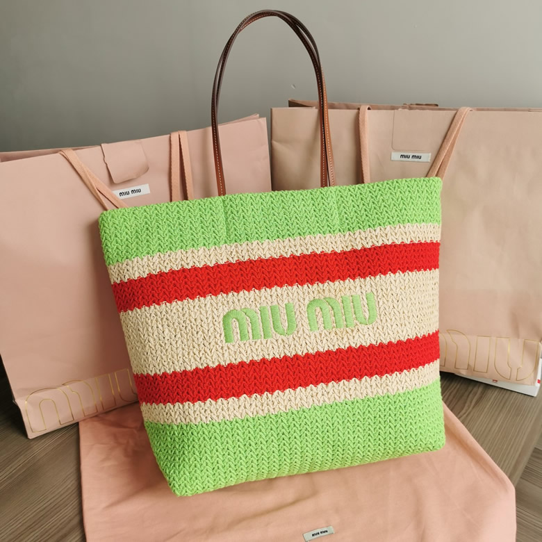 MIUMIU繆繆進口拉菲草編拼綿線編織托特包5BG228￥1680.00的图片-高仿繆繆包包MiuMiu