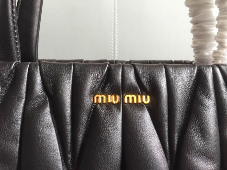 MIUMIU原單繆繆新款頂級進口小羊皮大提花凸紋手提包5BB027黑￥1980.00的图片-高仿繆繆包包MiuMiu