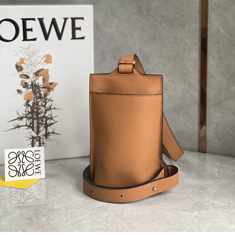 LOEWE羅意威牛皮粒面垂直T型小包手機包 0661棕色￥980.00的图片-高仿羅意威包包Loewe