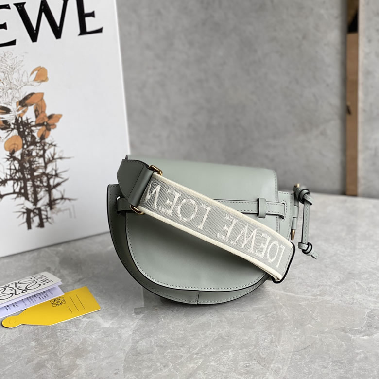 LOEWE羅意威字母寛肩帶Gate馬鞍包 0672霧霾藍￥1480.00的图片-高仿羅意威包包Loewe