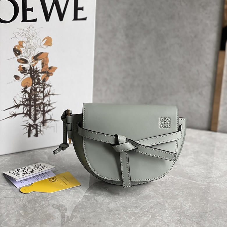 LOEWE羅意威字母寛肩帶Gate馬鞍包 0672霧霾藍￥1480.00的图片-高仿羅意威包包Loewe