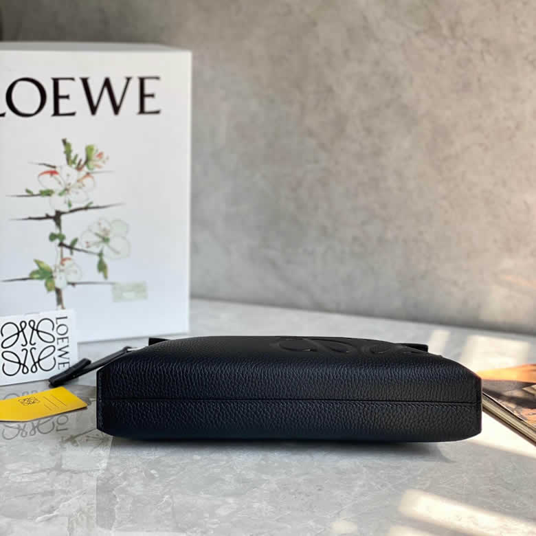 LOEWE羅意威 最新顆粒紋T pouch 繫列手包 0219黑色￥980.00的图片-高仿羅意威包包Loewe