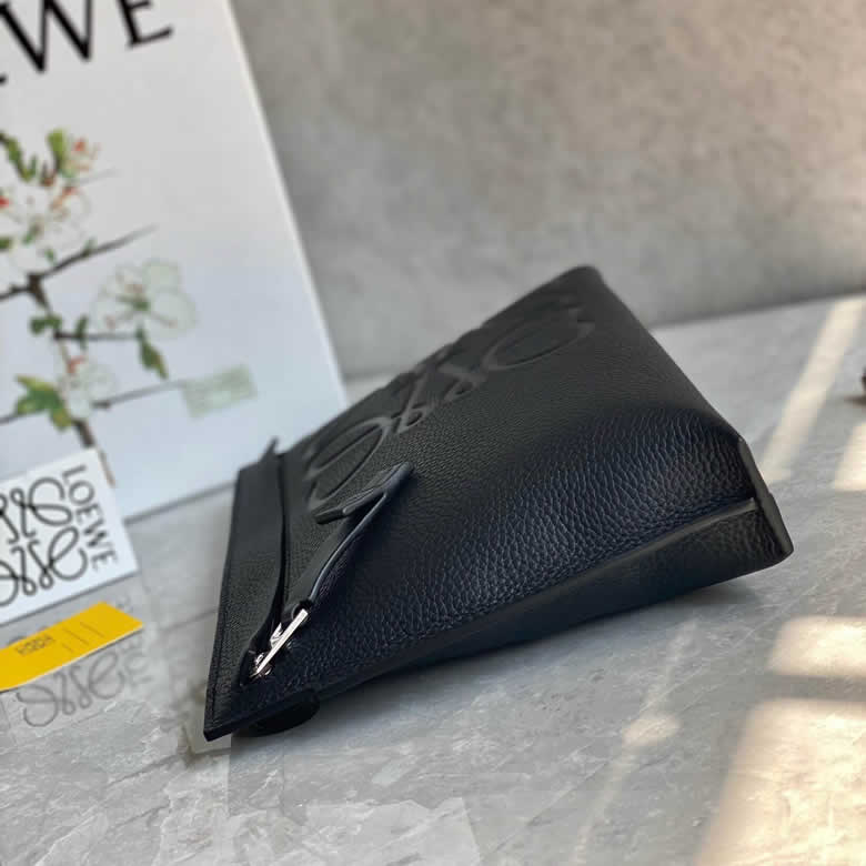 LOEWE羅意威 最新顆粒紋T pouch 繫列手包 0219黑色￥980.00的图片-高仿羅意威包包Loewe