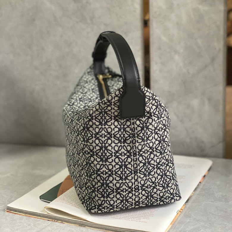 Loewe羅意威Cubi繡花便當包腋下包 0558大號黑色￥1480.00的图片-高仿羅意威包包Loewe