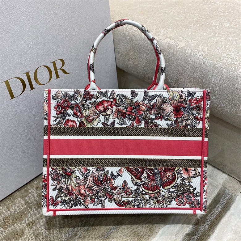 DIOR女包蝴蝶刺繡中號Book Tote手袋 M1296ZRHQ_M884多色￥1480.00的图片-高仿迪奧包包DIOR、高仿迪奧女包DIOR