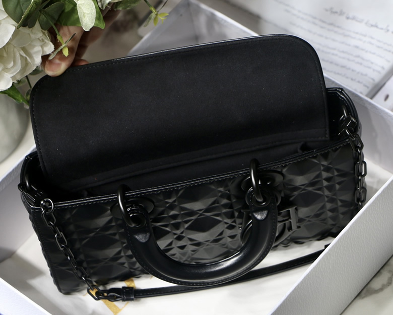 高仿DIOR女包鉆石形狀藤格紋Lady D-Joy Bag M0540SNEA_M900￥1480.00的图片-高仿迪奧包包DIOR、高仿迪奧女包DIOR