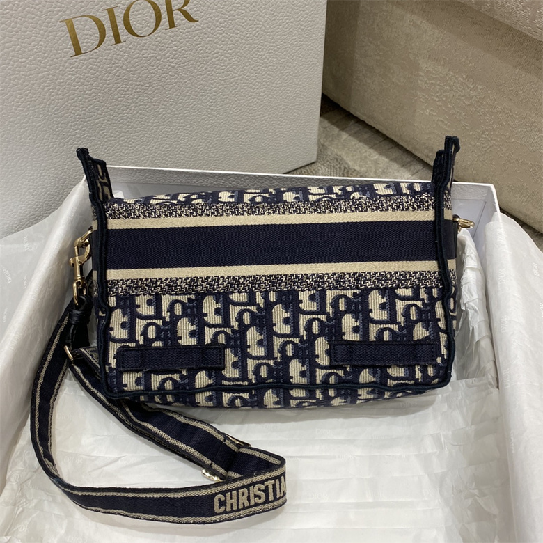 精仿一比一DIOR Oblique印花Diorcamp郵差包M1241ORIW_M928￥1480.00的图片-高仿迪奧包包DIOR、高仿迪奧女包DIOR