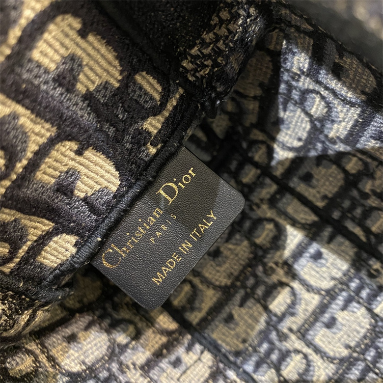 精仿一比一DIOR Oblique印花Diorcamp郵差包M1241ORIW_M928￥1480.00的图片-高仿迪奧包包DIOR、高仿迪奧女包DIOR