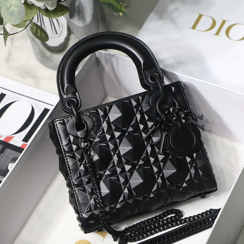 精仿Lady Dior戴妃包石形狀藤格紋M0505SNEA_M900黑色牛皮鉆￥1480.00的图片-高仿迪奧包包DIOR、高仿迪奧女包DIOR