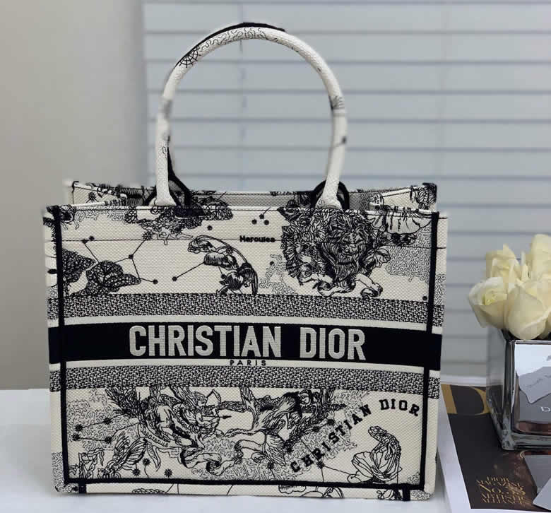 迪奧女包最新款Dior Zodiac刺繡Book Tote M1296ZRHZ_M941￥1480.00