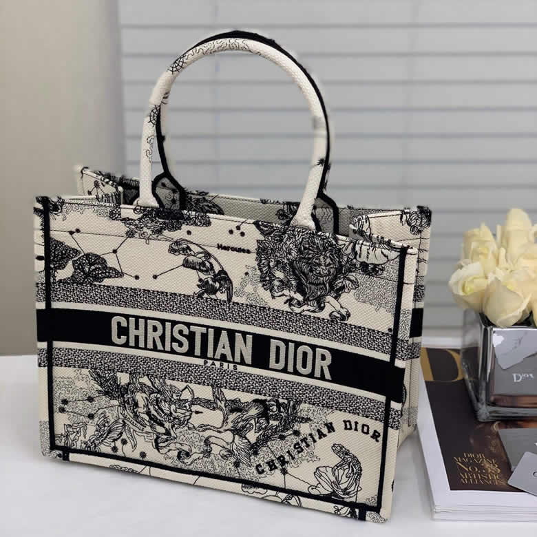 迪奧女包最新款Dior Zodiac刺繡Book Tote M1296ZRHZ_M941￥1480.00的图片-高仿迪奧包包DIOR、高仿迪奧女包DIOR