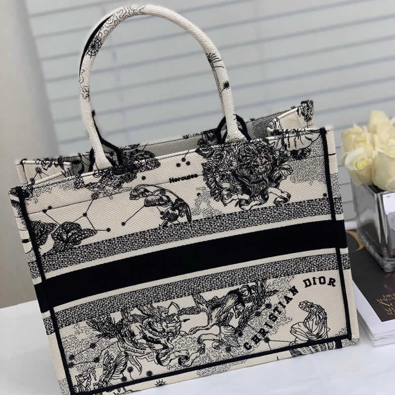 迪奧女包最新款Dior Zodiac刺繡Book Tote M1296ZRHZ_M941￥1480.00的图片-高仿迪奧包包DIOR、高仿迪奧女包DIOR