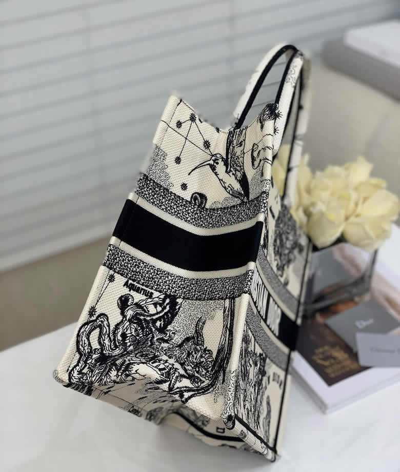 迪奧女包最新款Dior Zodiac刺繡Book Tote M1296ZRHZ_M941￥1480.00的图片-高仿迪奧包包DIOR、高仿迪奧女包DIOR