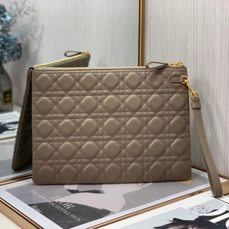 迪奧女包官網Dior Caro Daily大號手拿包 S5086UWHC_M45M￥980.00的图片-高仿迪奧包包DIOR、高仿迪奧女包DIOR