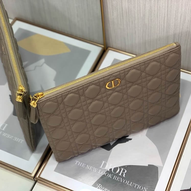 迪奧女包官網Dior Caro Daily大號手拿包 S5086UWHC_M45M￥980.00的图片-高仿迪奧包包DIOR、高仿迪奧女包DIOR