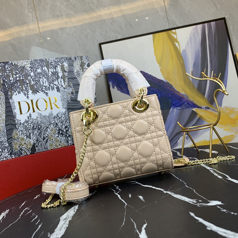 Dior/迪奧原版皮高品質琺瑯三格羊皮專櫃新Logo戴妃包裸粉色￥980.00的图片-高仿迪奧包包DIOR、高仿迪奧女包DIOR