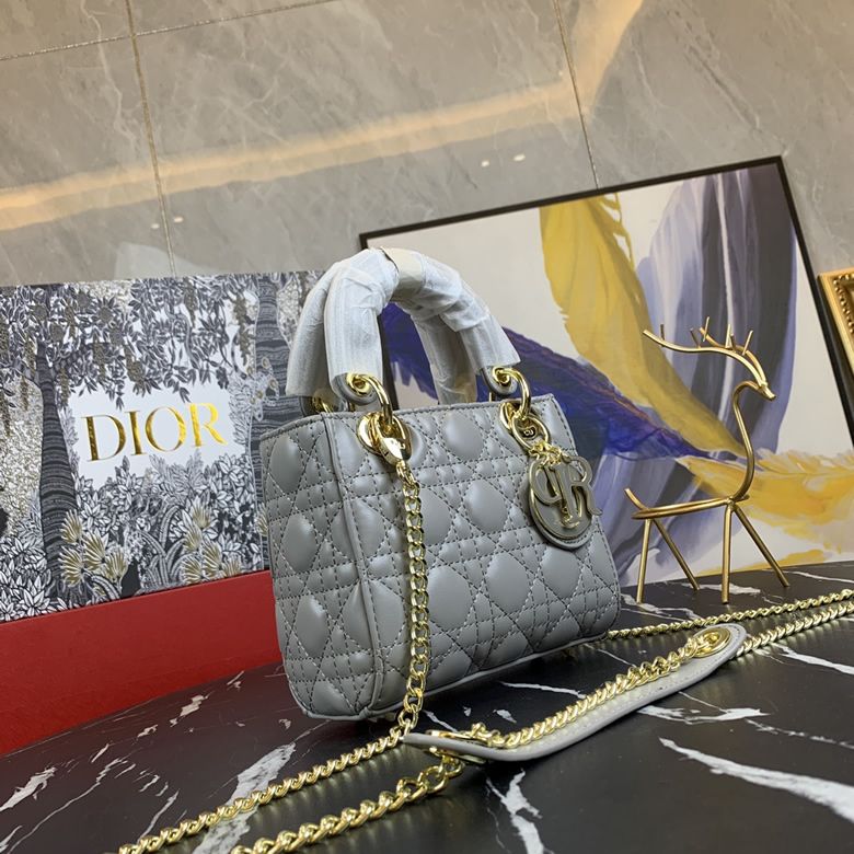 Dior/迪奧原版皮高品質琺瑯三格羊皮專櫃新Logo戴妃包灰色￥1480.00的图片-高仿迪奧包包DIOR、高仿迪奧女包DIOR