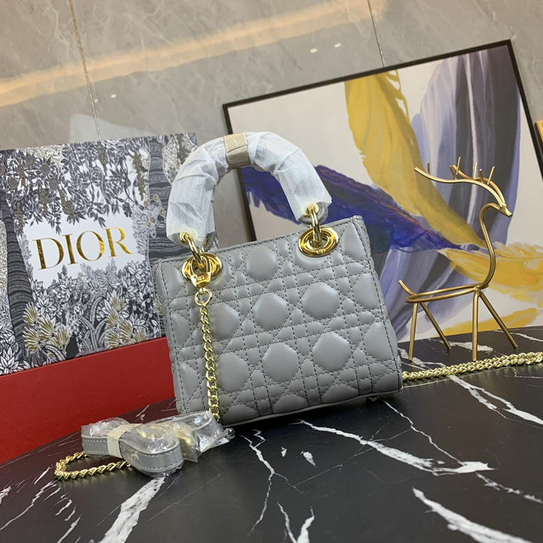 Dior/迪奧原版皮高品質琺瑯三格羊皮專櫃新Logo戴妃包灰色￥1480.00的图片-高仿迪奧包包DIOR、高仿迪奧女包DIOR