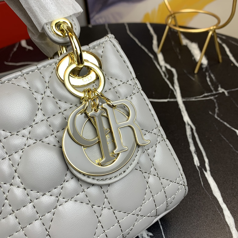 Dior/迪奧原版皮高品質琺瑯三格羊皮專櫃新Logo戴妃包灰色￥1480.00的图片-高仿迪奧包包DIOR、高仿迪奧女包DIOR