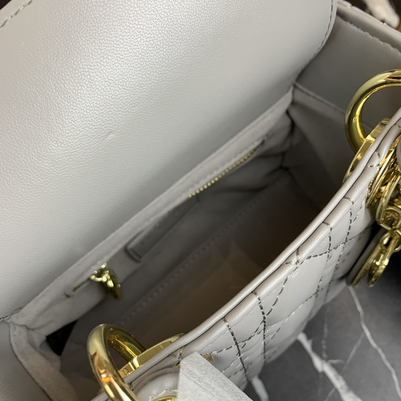 Dior/迪奧原版皮高品質琺瑯三格羊皮專櫃新Logo戴妃包灰色￥1480.00的图片-高仿迪奧包包DIOR、高仿迪奧女包DIOR