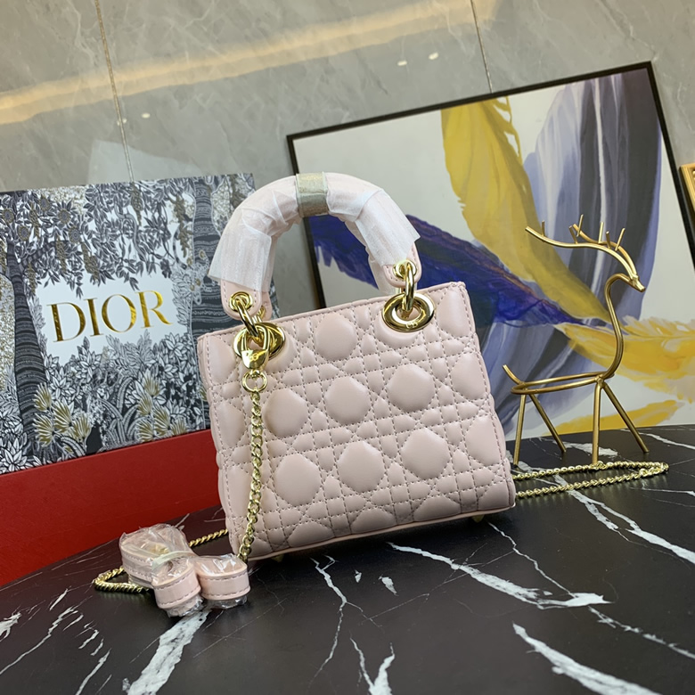 Dior/迪奧原版皮高品質琺瑯三格羊皮專櫃新Logo戴妃包粉色￥980.00的图片-高仿迪奧包包DIOR、高仿迪奧女包DIOR