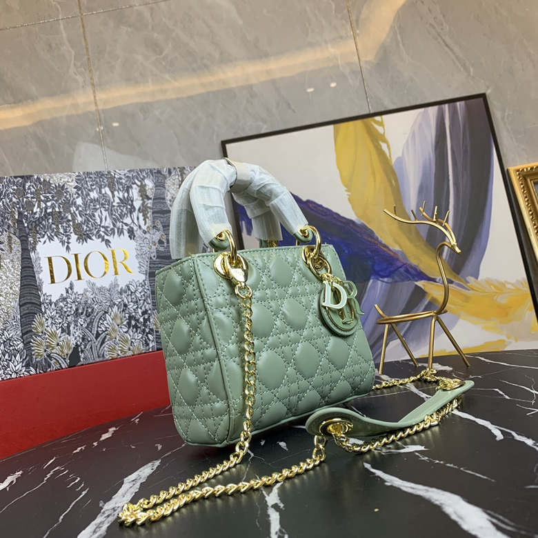 Dior/迪奧原版皮高品質琺瑯三格羊皮專櫃新Logo戴妃包草綠￥980.00的图片-高仿迪奧包包DIOR、高仿迪奧女包DIOR