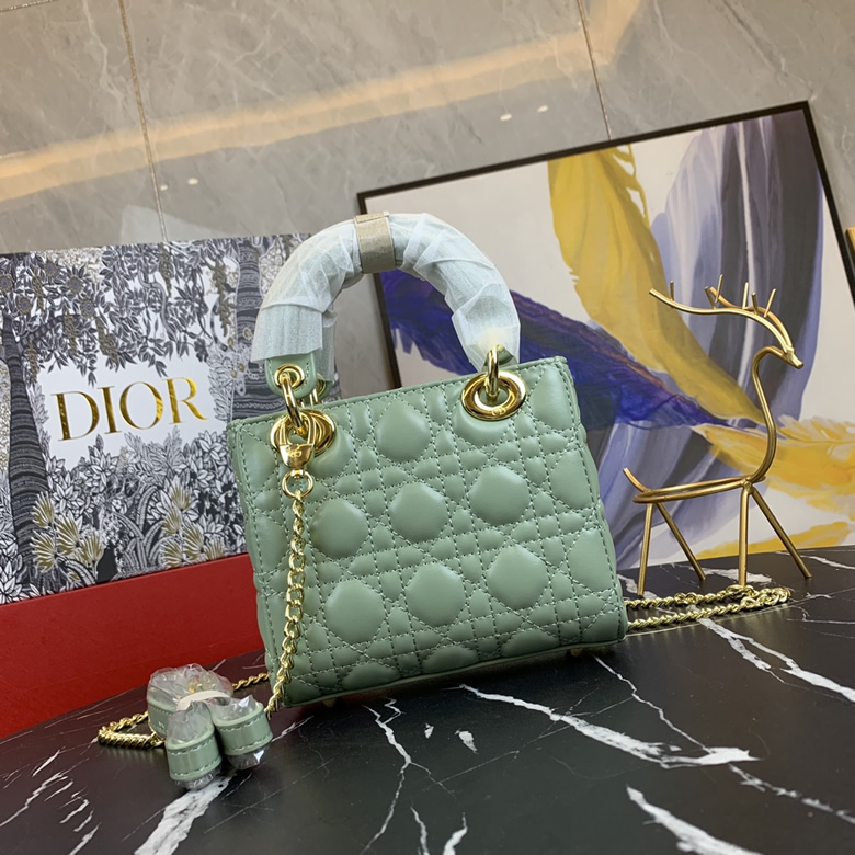 Dior/迪奧原版皮高品質琺瑯三格羊皮專櫃新Logo戴妃包草綠￥980.00的图片-高仿迪奧包包DIOR、高仿迪奧女包DIOR