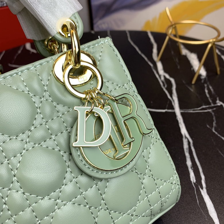 Dior/迪奧原版皮高品質琺瑯三格羊皮專櫃新Logo戴妃包草綠￥980.00的图片-高仿迪奧包包DIOR、高仿迪奧女包DIOR