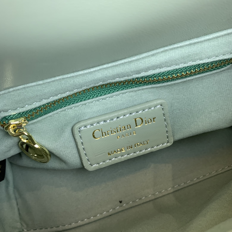 Dior/迪奧原版皮高品質琺瑯三格羊皮專櫃新Logo戴妃包草綠￥980.00的图片-高仿迪奧包包DIOR、高仿迪奧女包DIOR