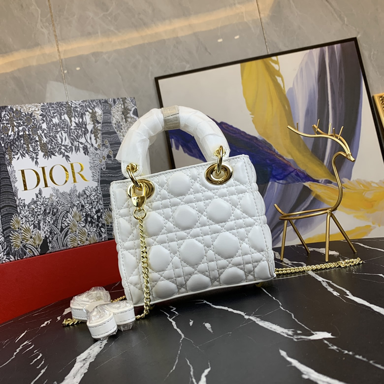 Dior/迪奧原版皮高品質琺瑯三格羊皮專櫃新Logo戴妃包白色￥980.00的图片-高仿迪奧包包DIOR、高仿迪奧女包DIOR