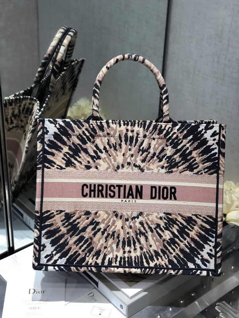 原單迪奧女包Dior Book Tote刺繡萬花筒圖案手提包購物袋 M1286ZJAI_M884￥1480.00的图片-高仿迪奧包包DIOR、高仿迪奧女包DIOR