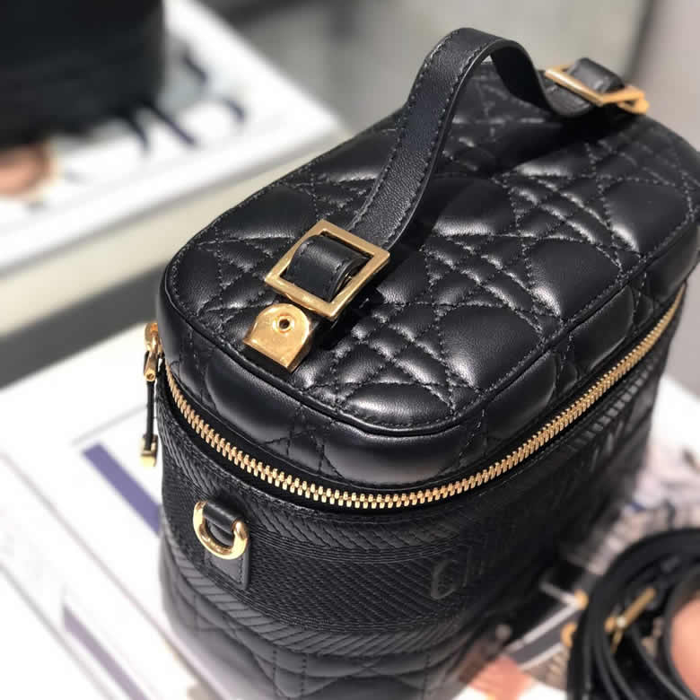 原單迪奧女包Dior Travel黑色羊皮藤格紋單肩手提化妝包 S5488UNTR_M900￥1680.00的图片-高仿迪奧包包DIOR、高仿迪奧女包DIOR