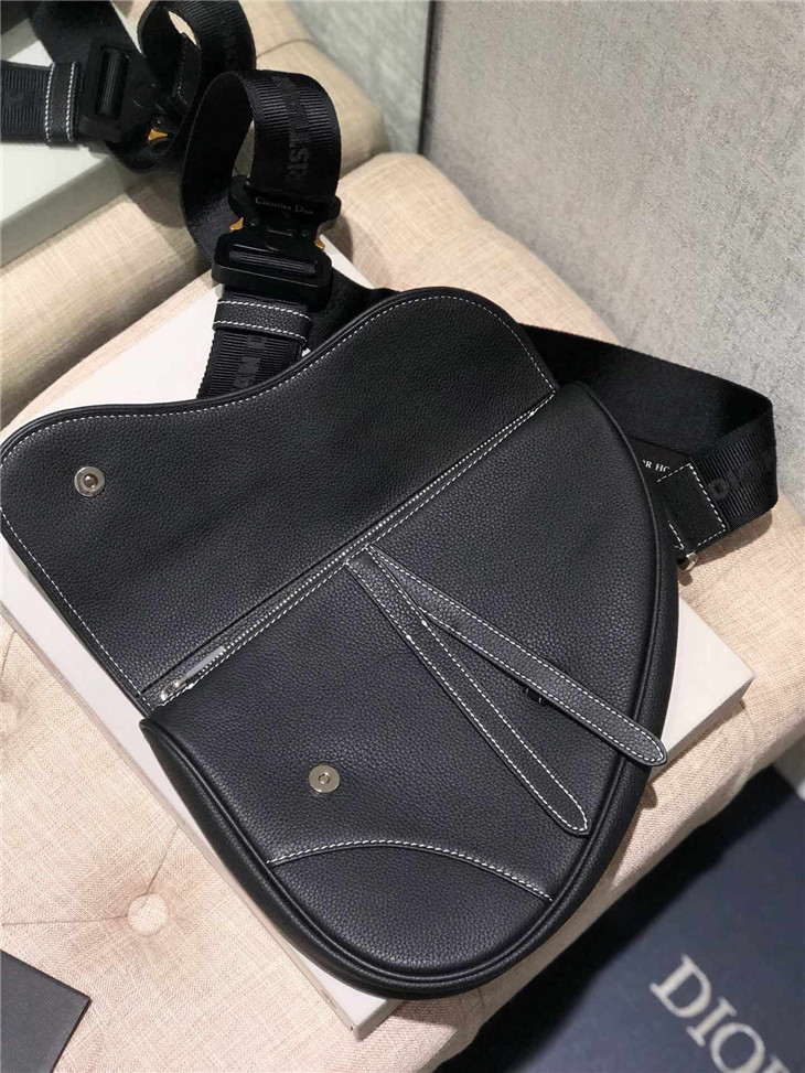 原單Dior迪奧Kaws合作款Homme Saddle Bag蜜蜂圖案胸包￥1480.00的图片-高仿迪奧包包DIOR、高仿迪奧女包DIOR