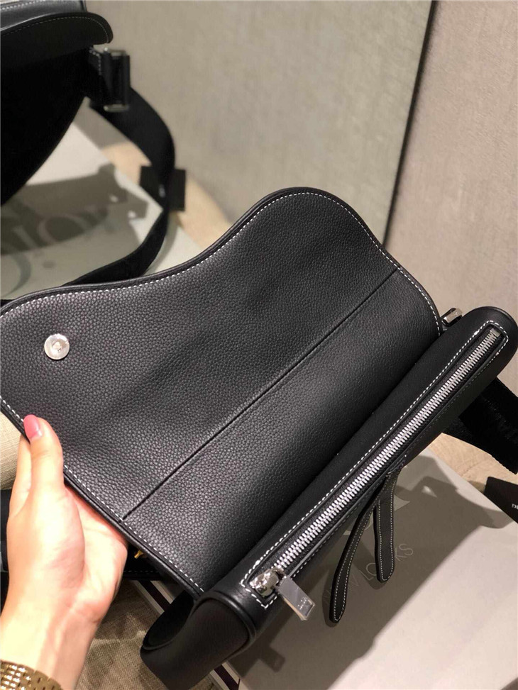 原單Dior迪奧Kaws合作款Homme Saddle Bag蜜蜂圖案胸包￥1480.00的图片-高仿迪奧包包DIOR、高仿迪奧女包DIOR