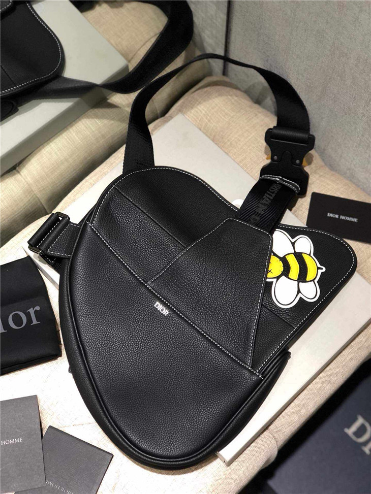 原單Dior迪奧Kaws合作款Homme Saddle Bag蜜蜂圖案胸包￥1480.00的图片-高仿迪奧包包DIOR、高仿迪奧女包DIOR