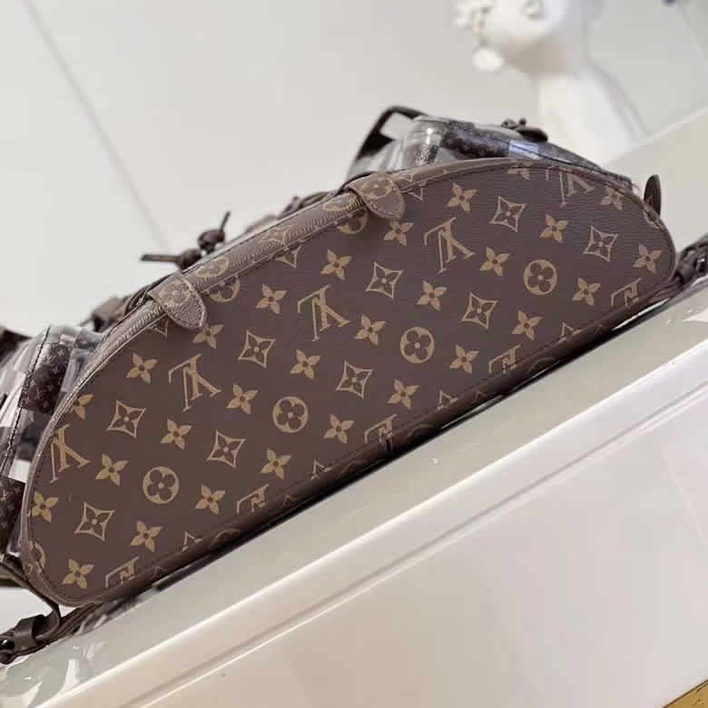 LV2022秋冬季Christopher 雙肩包 M20865￥2480.00的图片-高仿LV包包、高仿lv男包