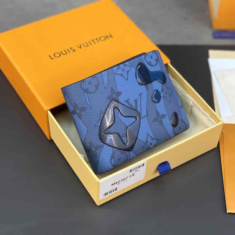 lv新款創意印制工藝Monogram圖案M82307寶藍短夾￥680.00的图片-高仿LV包包、高仿lv錢包