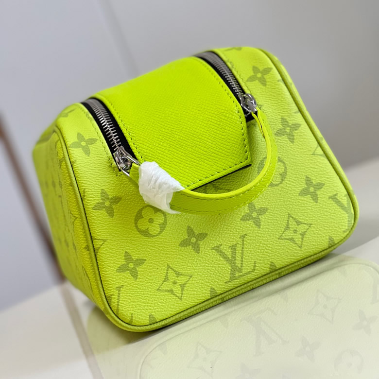 Louis Vuitton/路易威登新款LV男包DOPP KIT老花洗漱包手包 M44494熒光￥1480.00的图片-高仿LV包包、高仿lv錢包