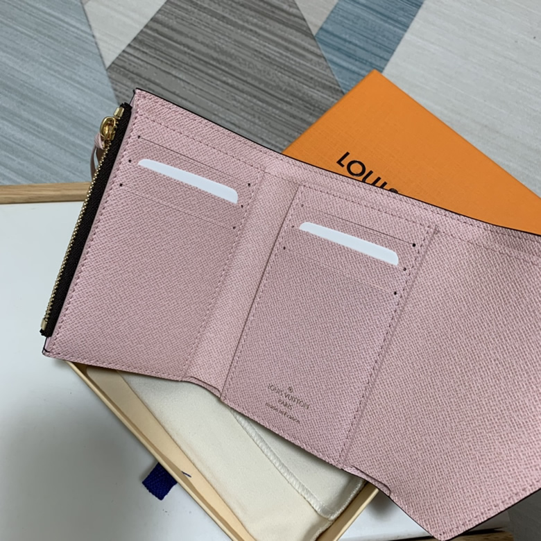 LV 路易威登女包VICTORINE豆豆經典三摺短款錢包多色 M62360￥880.00的图片-高仿LV包包、高仿lv錢包