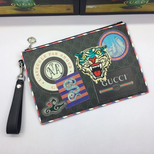 Gucci古馳男包Courrier徽章虎頭貼佈帆佈手拿包496346黑色￥780.00